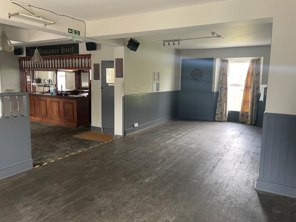 Lot: 77 - FORMER HOTEL WITH CONVERTED GRANARY BUILDING AND CAR PARK - Seating Area